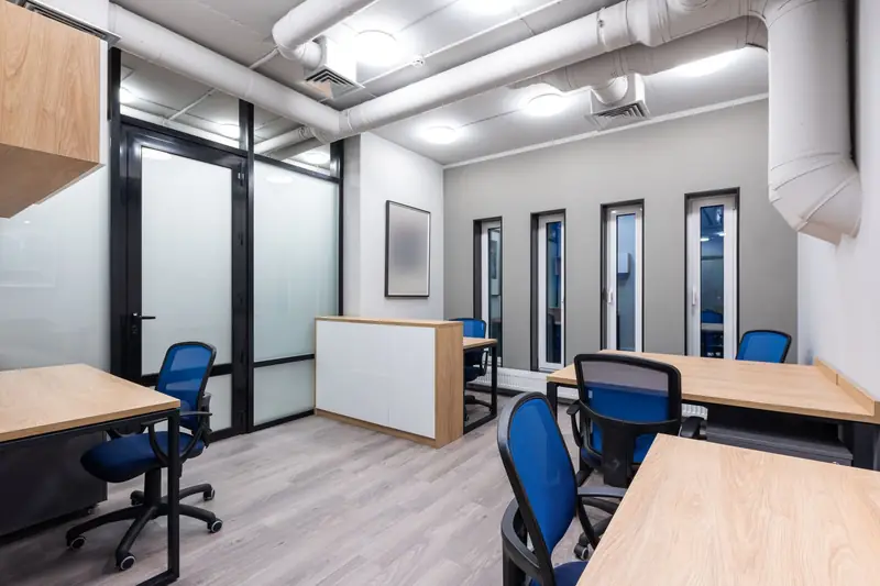 Nieuw ingericht, nog leeg modern kantoor met bureaus en stoelen