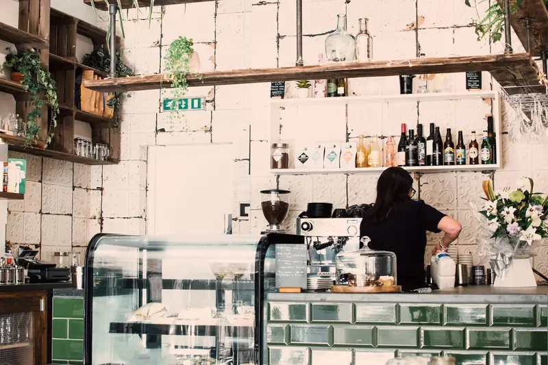 Barista aan het werk achter de toog van een koffiebar