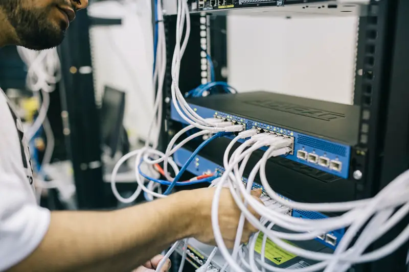 IT-technicus werkt aan de bekabeling van een serverrack